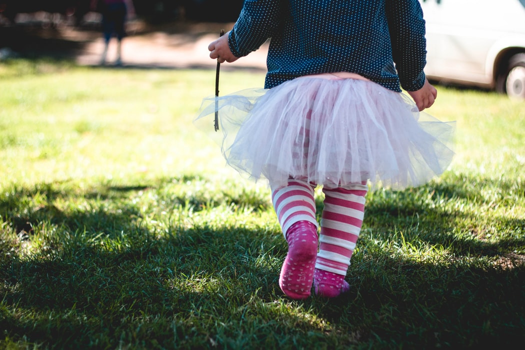 child-playing-in-grass-nz-ece